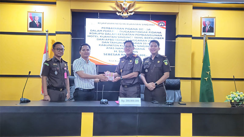Kuasa Hukum Mantan Bupati Kuansing H Sukarmis, menyerahkan denda Rp200 juta pada Kajari Kuansing Sahroni, Rabu (15/10/2025) siang di Kantor Kejari Kuansing.