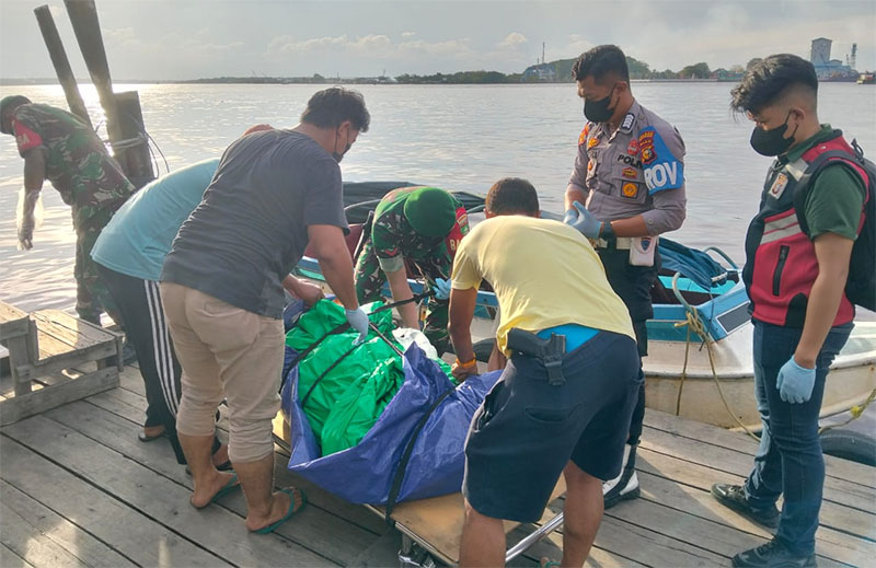 Satu dari dua mayat yang ditemukan mengapung di perairan Desa Kuala Selat dievakuasi ke RSUD Raja Musa, Kateman, Inhil, Kamis (16/10/2025).