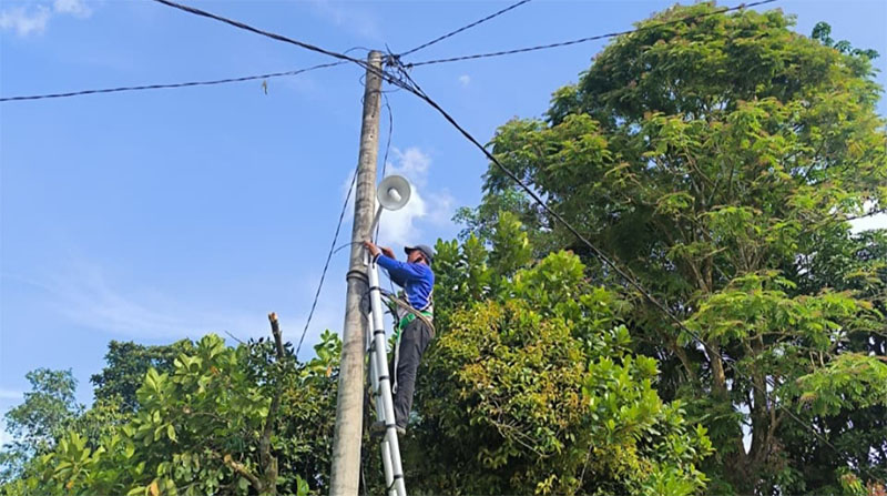 Petugas Dishub melakukan pemasangan lampu Penerangan Jalan Umum di Kelurahan Melebung, Tenayan Raya Pekanbaru, Kamis (16/10/2025).