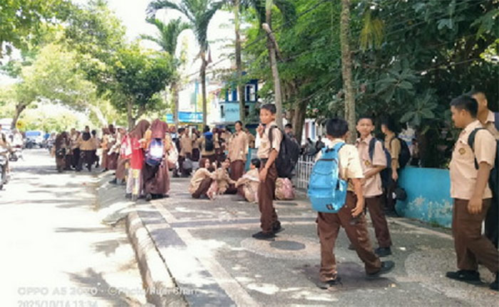 Ratusan pelajar SMPN 1 Bengkalis dipulangkan lebih awal, karena ada anak didik yang kesurupan, Rabu (15/10/2025).