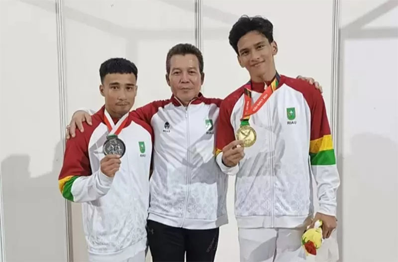 Pesenam Riau Abi Yurafi (kanan) dan M Aprizal (kiri) didampingi pelatih Ahmad Markos.