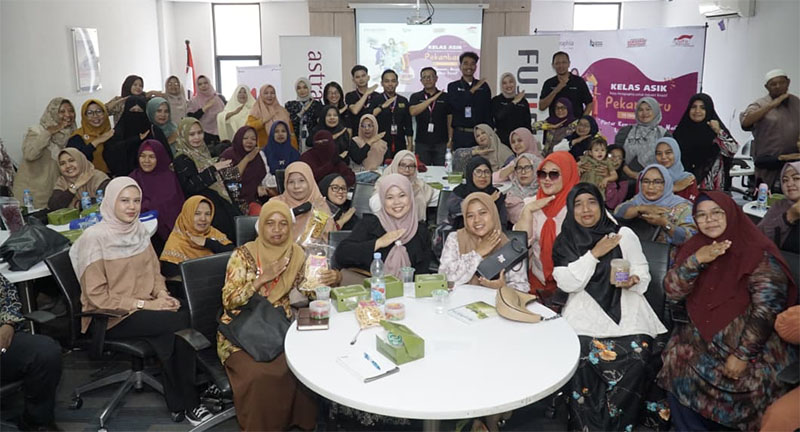 Branch Manager PT Astra Graphia Pekanbaru Marco A Situmorang, Business Development PT Astra Graphia Rudy Setiawan, CFO Rumah BUMN Irawan Setiyono, berfoto bersama pelaku usaha UMKM, Kamis (16/10/2025)