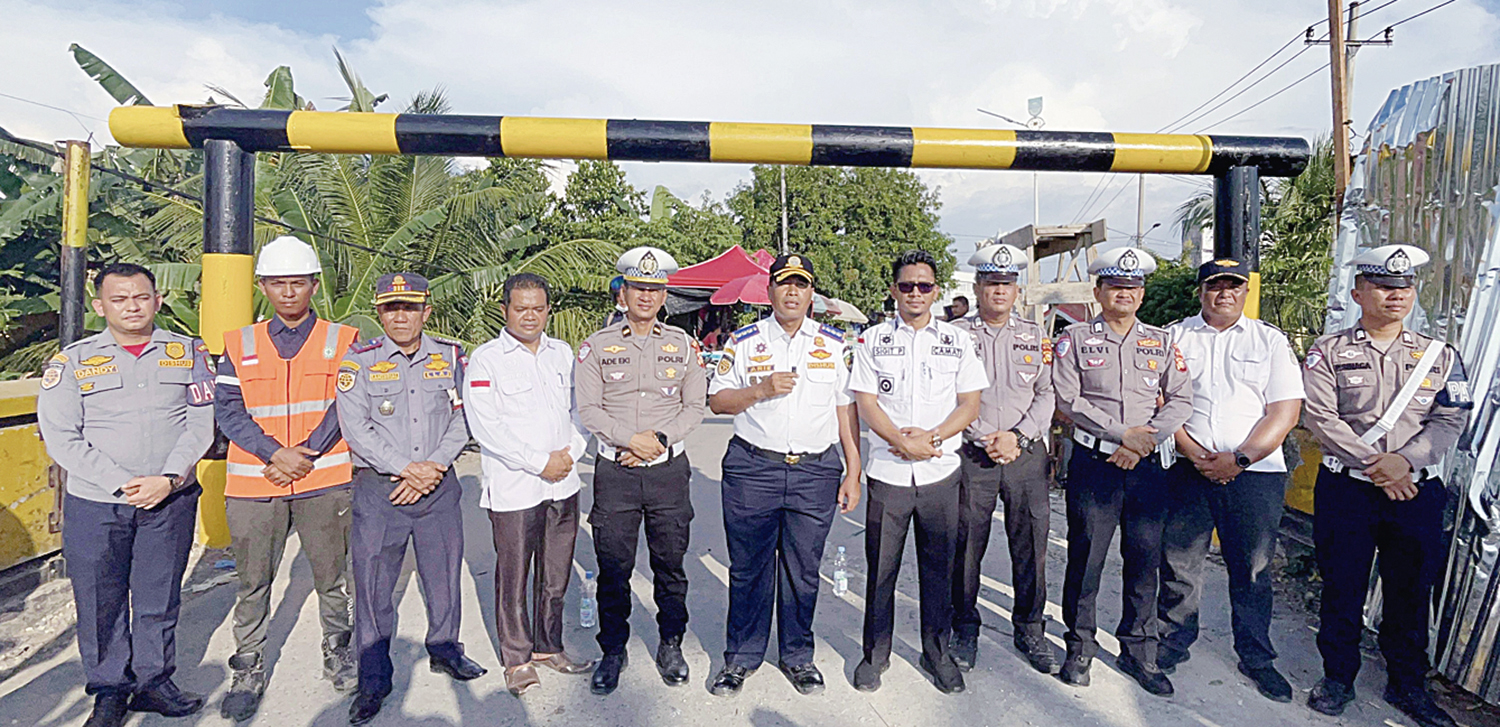 FOTO BERSAMA: Kabid LLAJ Dishub Rohul Arie Gunadi (tengah) didampingi Camat dan Forkopimcam Ujungbatu, pemerintah desa setempat foto bersama saat mengumumkan dibukanya arus lalulintas di Jembatan Sungai Rokan pada Rabu (15/10/2025).