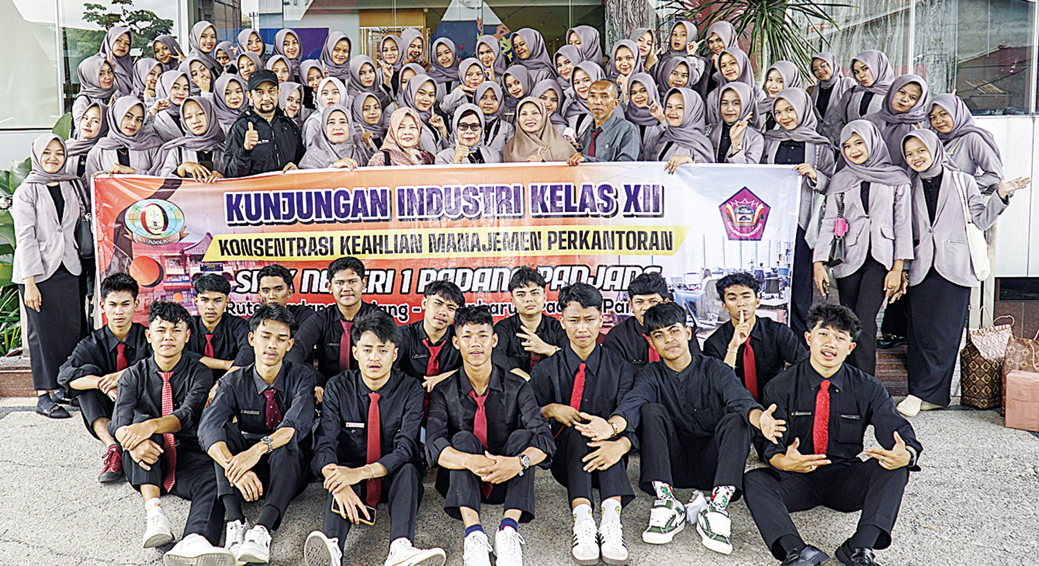 Siswa Kelas XII SMKN 1 Padang Panjang beserta Kepala Program Keahlian Manajemen Perkantoran dan Layanan Bisnis SMK Negeri 1 Padang Panjang Heldi SPd, dan guru berfoto bersama saat kunjungan industri Konsentrasi Keahlian Manajemen Perkantoran SMKN 1 Padang