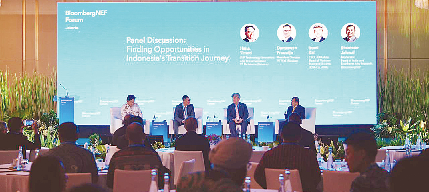 diSkusi panel: Suasana diskusi panel dengan tema &ldquo;Finding Opportunities in Indonesia&rsquo;s Transition Journey&rdquo; pada BloombergNEF Forum di Jakarta, Senin (6/10/2025).