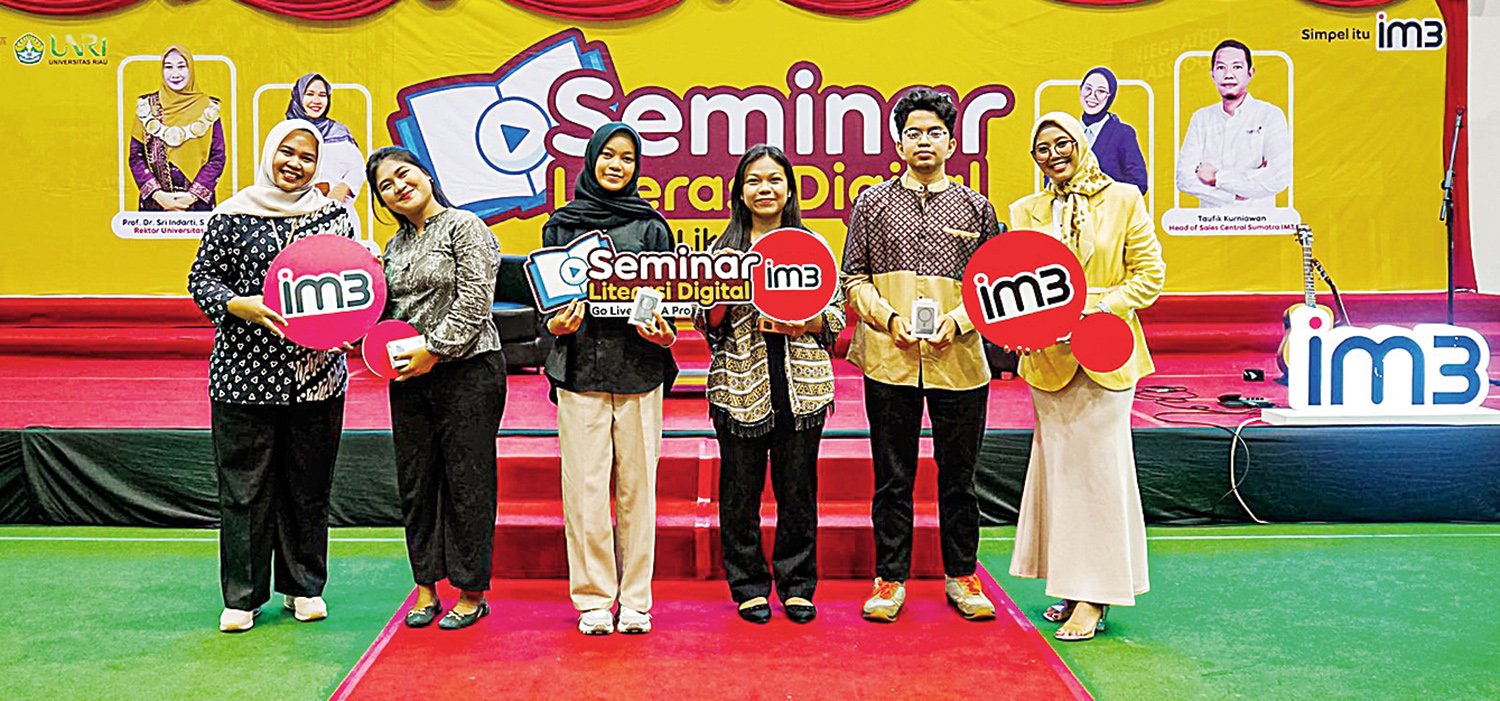 FOTO BERSAMA: Mahasiswa Unri berfoto bersama di sela seminar Literasi Digital bertajuk &ldquo;Go Live Like a Pro&rdquo; yang digelar Indosat melalui brand IM3, bekerja sama dengan TikTok Indonesia di Universitas Riau, belum lama ini.