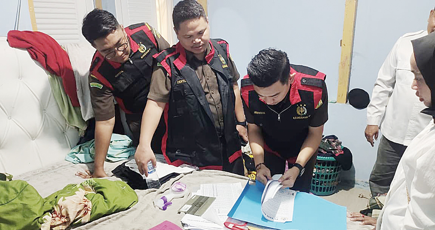 GELEDAH DOKUMEN: Kasi Pidsus Kejari Kampar Eliksander Siagian bersama tim penyidik menggeledah sejumlah dokumen di salah satu rumah tersangka dugaan penyelewengan KUR BNI, Rabu (15/10/2025). Kejari melakukan penggeledahan di lima lokasi.