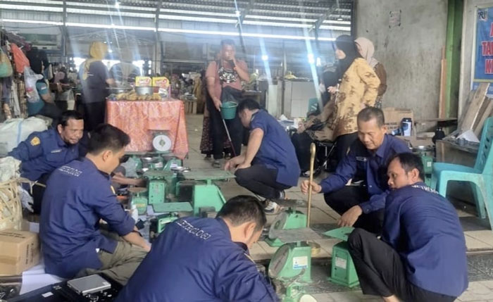 Tim Metrologi Disperindag Kabupaten Rohul memberikan layanan tera dan tera ulang timbangan pedagang di Pasar Modern Pasirpengaraian, Kamis (16/10/2025) petang.