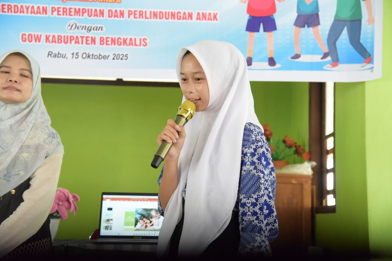 Siswi SMPN 7 Desa Teluk Latak mengajukan pertanyaan kepada narasumber terkait dampak bullying terhadap anak, Rabu (15/10/2025).