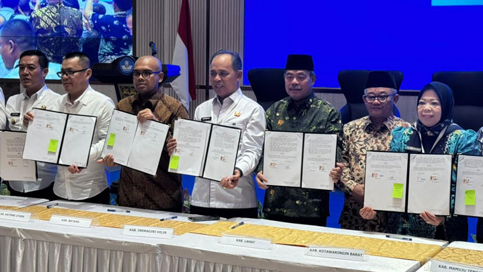 Bupati Inhil Herman (tengah) mengadiri acara koordinasi program kerjasama pendidikan yang digelar Kemendikdasmen di Jakarta, Kamis (16/10/2025).