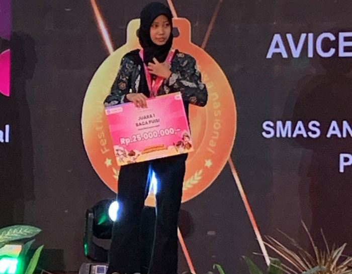 Calya Shakirah pelajar asal Inhil terpilih sebagai finalis lomba baca puisi HB Yassin 2025.