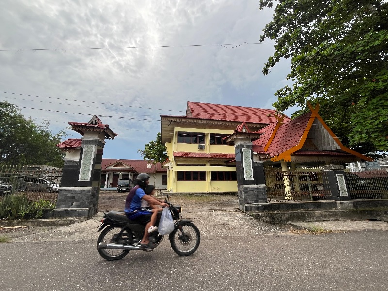 Kantor Disnakertrans Riau di Jalan Sarwo Edhi.