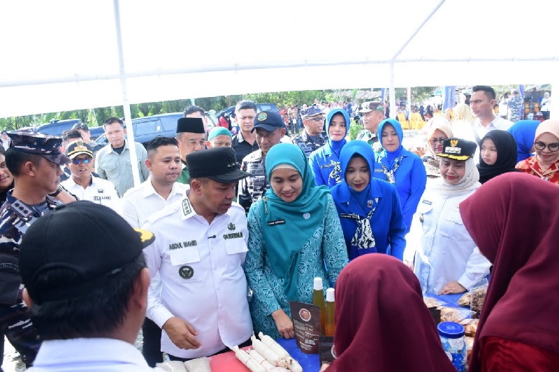 Gubri  bersama Danlana Dumai menggelar pembagian sembako dan pasar murah di Pantai Raja Kecik, Desa Muntai Barat, Kecamatan Bantan, Rabu (15/10/2025).