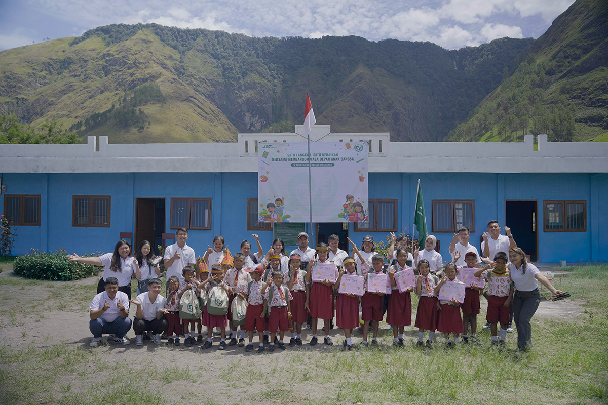 Perwakilan J&T Cargo dan siswa SDN 030343 Binangara berfoto bersama di depan gedung sekolah yang telah direnovasi di Desa Silalahi II, Dairi.