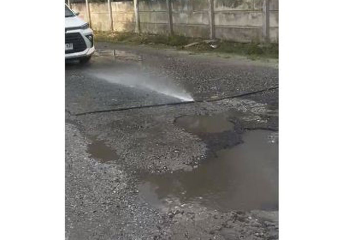 Kondisi Jalan Tamtama, Labuhbaru Timur Kota Pekanbaru yang rusak.