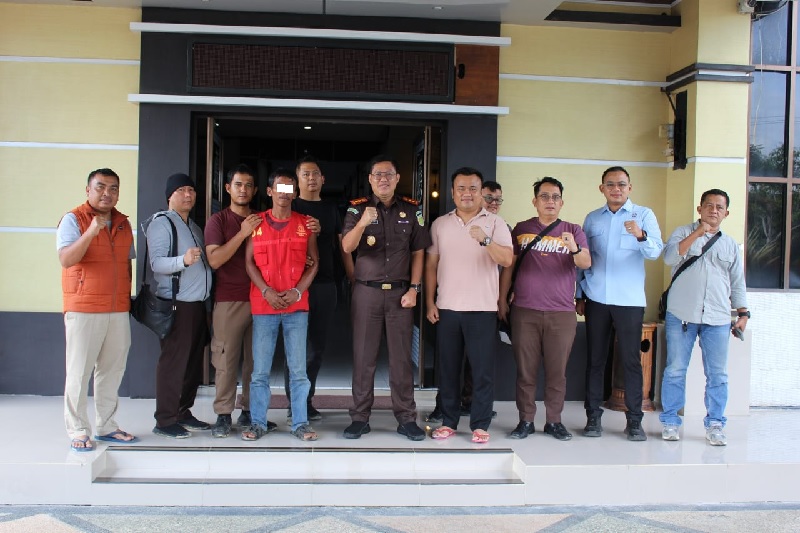 Kajari Kuansing, Sahroni SH MH bersama Tim Intelijen Kejati Riau, menyerahkan DPO kekerasan anak Kejari Asahan, Suriono, Kamis (16/10/2025) di kantor Kejari Kuansing.