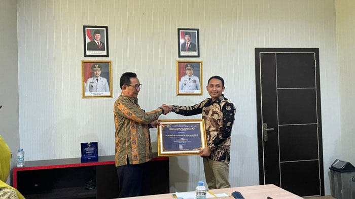 Asisten III Setdakab Inhil, Fadhillah, menerima piagam penghargaan dari Kepala KPPN Rengat, Nanang Heru Setyo Purdianto, Kamis (16/10/2025).