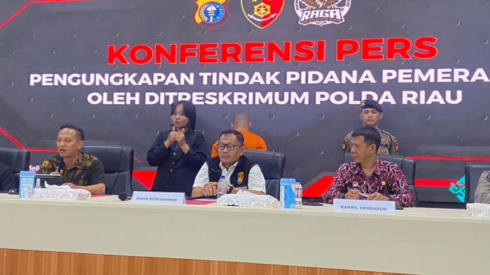 Wadirreskrimum Polda Riau AKBP Sunhot Silalahi saat memimpin ekspos di Media Centre Polda Riau, Kamis (16/10/2025).