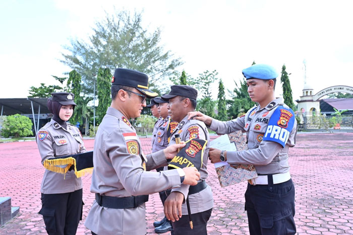 Kapolres Bengkalis AKBP Budi menyematkan tandaa petugas Pamapta SPKT Polres di Halaman Mapolres Bengkalis, Kamis (16/10/2025).