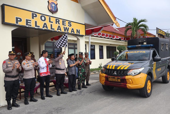 Kapolres Pelalawan AKBP John Louis Letedara SIK meluncurkan program Pamapta di halaman Mapolres Pelalawan, Pangkalan Kerinci, Kamis (16/10/2025).