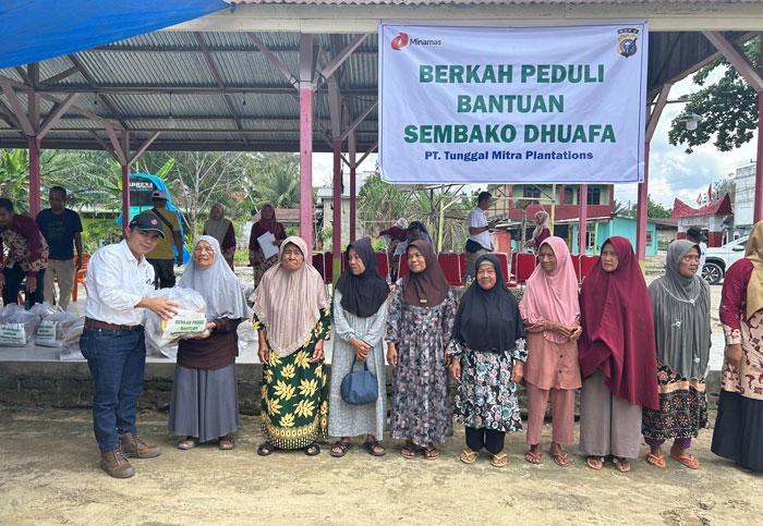 Area Controller Riau Utara PT TMP, Luga Lumban Gaol secara simbolis serahkan bantuan sembako kepada perwakilan warga di Pasar Selasa, Kepenghuluan Teluk Nayang, Kecamatan Pujud, Kabupaten Rohil.