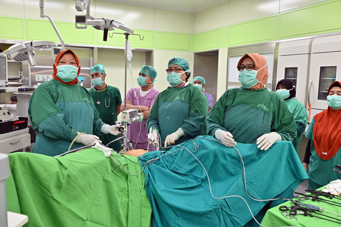 Tim dokter RSUD Arifin Achmad saat melakukan operasi pengangkatan rahim dan myome.
