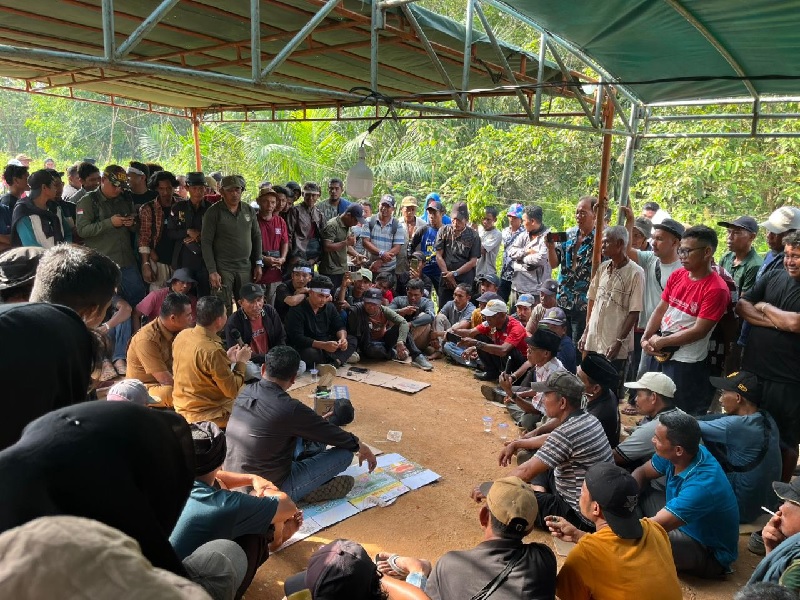 Ratusan masyarakat Rupat bertahan di tenda sekaligus membuka blokir jalan masuk perkebunan PT Priatama Riau di Desa Darul Aman, Kecamatan Rupat pada, Kamis (16/10/2025).