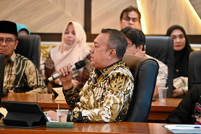 Wakil Bupati Muzamil ketika memberikan gambaran sulitnya situasi Kepulauan Meranti di hadapan Wamendagri, Gubernur Riau Abdul Wahid, dan Wakil Gubernur SF Hariyanto, Kamis (16/10/2025) siang.