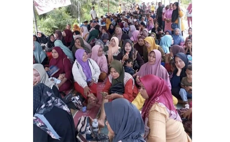 Ratusan masyarakat Rupat yang didominasi emak-emak bertahan di tenda sekaligus memblokir jalan masuk perkebunan PT Priatama Riau di Desa Darul Aman, Kecamatan Rupat pada, Kamis (16/10/2025).