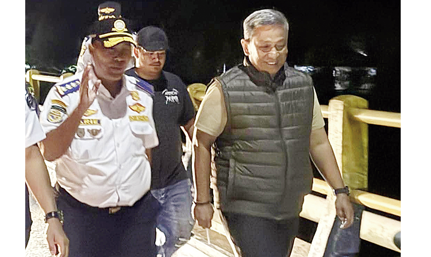 UJI COBA: Bupati Rohul Anton ST MM didampingi Kabid LLAJ Dishub Rohul Arie Gunadi meninjau uji coba penggunaan Jembatan Sungai Rokan di Desa Suka Damai, Kecamatan Ujungbatu, Rabu (15/10/2025) malam.