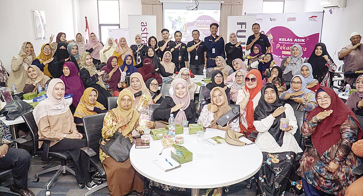 Branch Manager PT Astra Graphia Pekanbaru Marco A Situmorang, Business Development PT Astra Graphia Rudy Setiawan, CFO Rumah BUMN Irawan Setiyono, berfoto bersama pelaku usaha UMKM saat ikuti Kelas Asik, Kelas Astragraphia untuk Industri Kreatif di Mandir