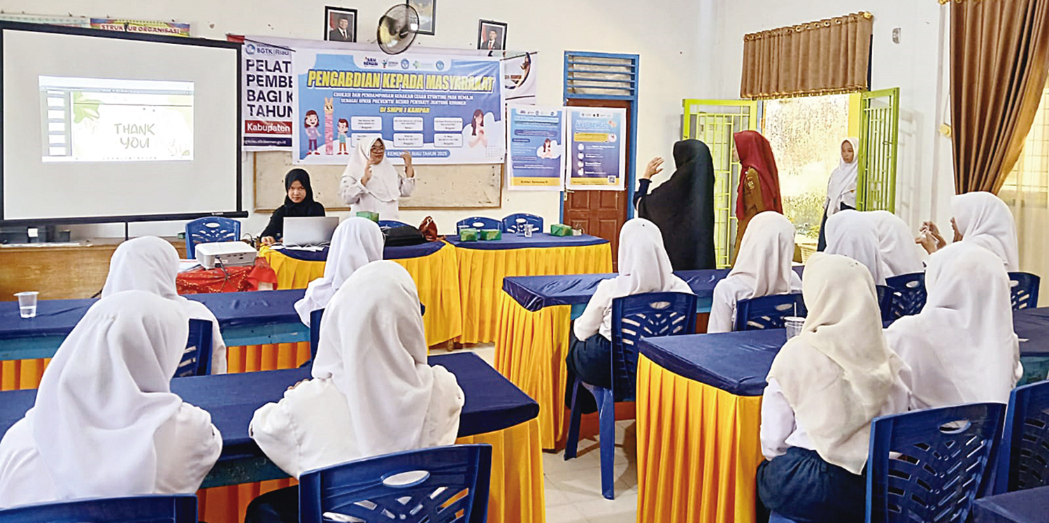 PENGABDIAN MASYARAKAT: Dosen Poltekkes Kemenkes Riau melakukan pengabdian masyarakat di SMPN 1 Kampar, Selasa (19/8/2025).