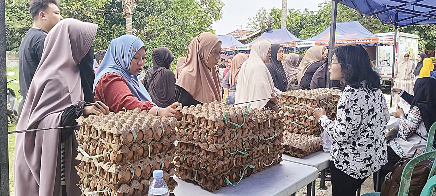 ANTRE: Warga mengantre saat membeli bahan pangan di kegiatan GPM di Jalan Cenderawasih, Kelurahan Tangkerang Tengah, Kecamatan Marpoyan Damai, Kamis (16/10/2025).