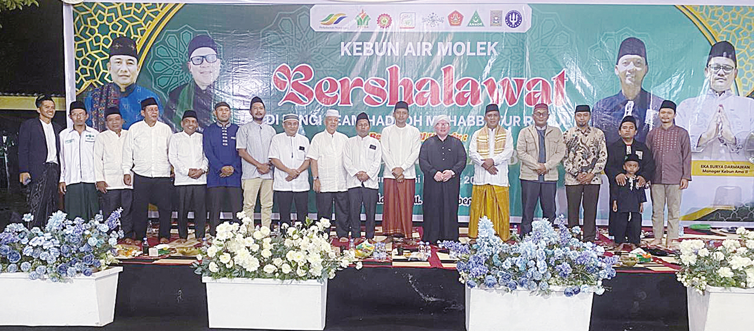 foto bersama: Manajemen PTPN IV Regional III foto bersama saat menghadiri kegiatan Kebun Air Molek Grup Berselawat yang digelar PTPN IV Regional III Distrik Timur, beberapa waktu lalu.