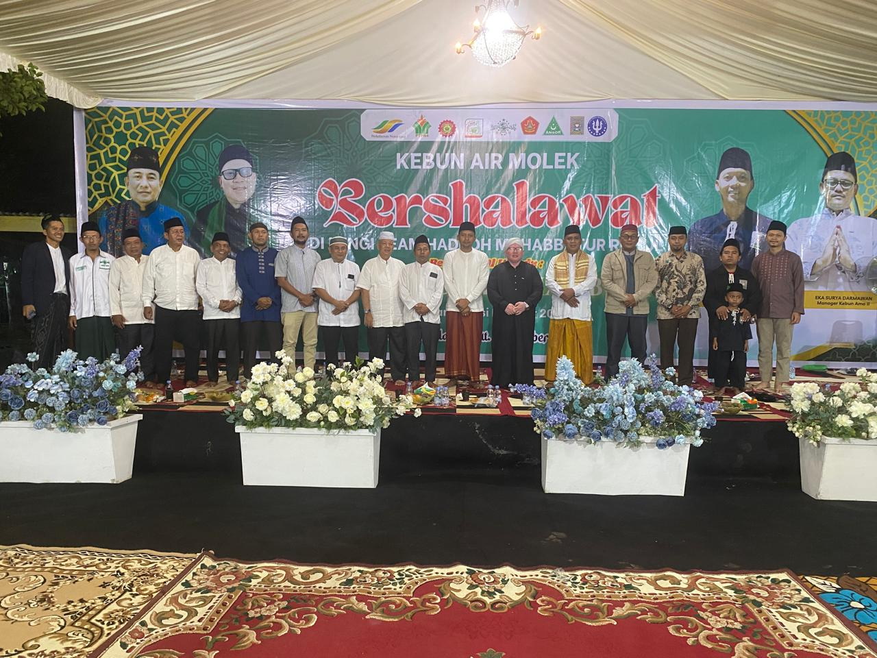 Manajemen PTPN IV Regional III foto bersama saat menghadiri kegiatan Kebun Air Molek Grup Berselawat yang digelar PTPN IV Regional III Distrik Timur, beberapa waktu lalu.