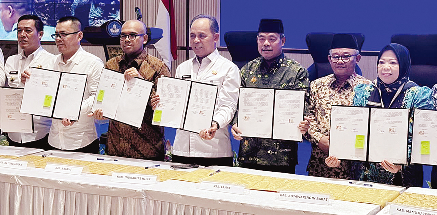 FOTO BERSAMA: Bupati Inhil Herman (tengah) foto bersama dalam koordinasi program kerja sama pendidikan yang digelar Kemendikdasme di Jakarta, Kamis (16/10/2025).