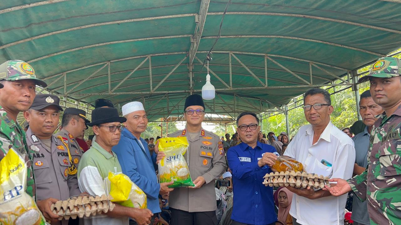 Kapolres Bengkalis AKBP Budi Setiawan dan Sekda dr Ersan Saputra menyerahkan bantuan ke pendemo PT PR yang bertahan 5 hari di tenda di Kelurahan Tanjung Kapal, Rupat, Bengkalis, Jumat (17/10/2025).