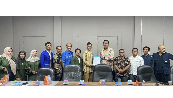 Presiden Mahasiswa Dema ISNJ Bengkalis, Oktovianes Sinyo Lesnussa melakukan audiensi dengan Kadishub Bengkalis, Muhammad Adi Pranoto pada, Kamis  (16/10/2025) sore.