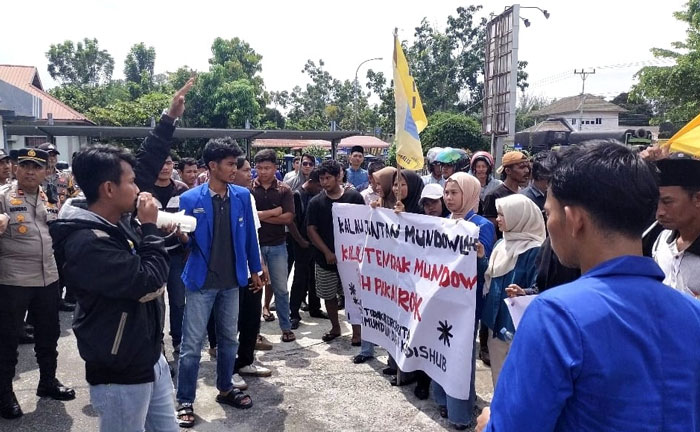 Puluhan mahasiswa dan sopir truk menggelar aksi unjuk rasa di kantor Disbub Bengkalis menuntut pelayanan Roro Bengkalis dan mendesak Kadisbub Bengkalis Mundur dari jabatannya, Jumat (17/10/2025).