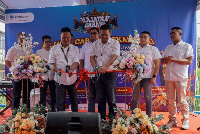 Kepala Cabang FIFGROUP Pekanbaru Mangasi Silalahi (3 kanan) didampingi jajaran manajemen FIFGROUP Area Riau Daratan (Ridar) potong pita tanda dibukanya Hajatan Cabang FIFGroup Pekanbaru