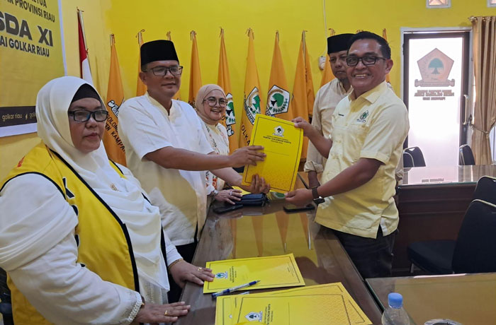 Perwakilan tim calon ketua DPD I Golkar Riau Karmila Sari saat mengambil formulir pendaftaran di kantor DPD I Golkar, Jumat (17/10/2025).