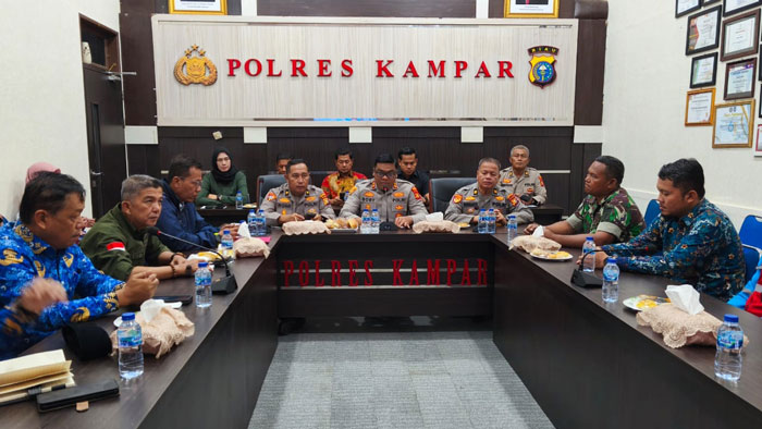 Kapolres Kampar AKBP Boby Putra Ramadhan S memimpin rapat koordinasi di Ruang Data Polres Kampar, Jumat (17/10/2025).
