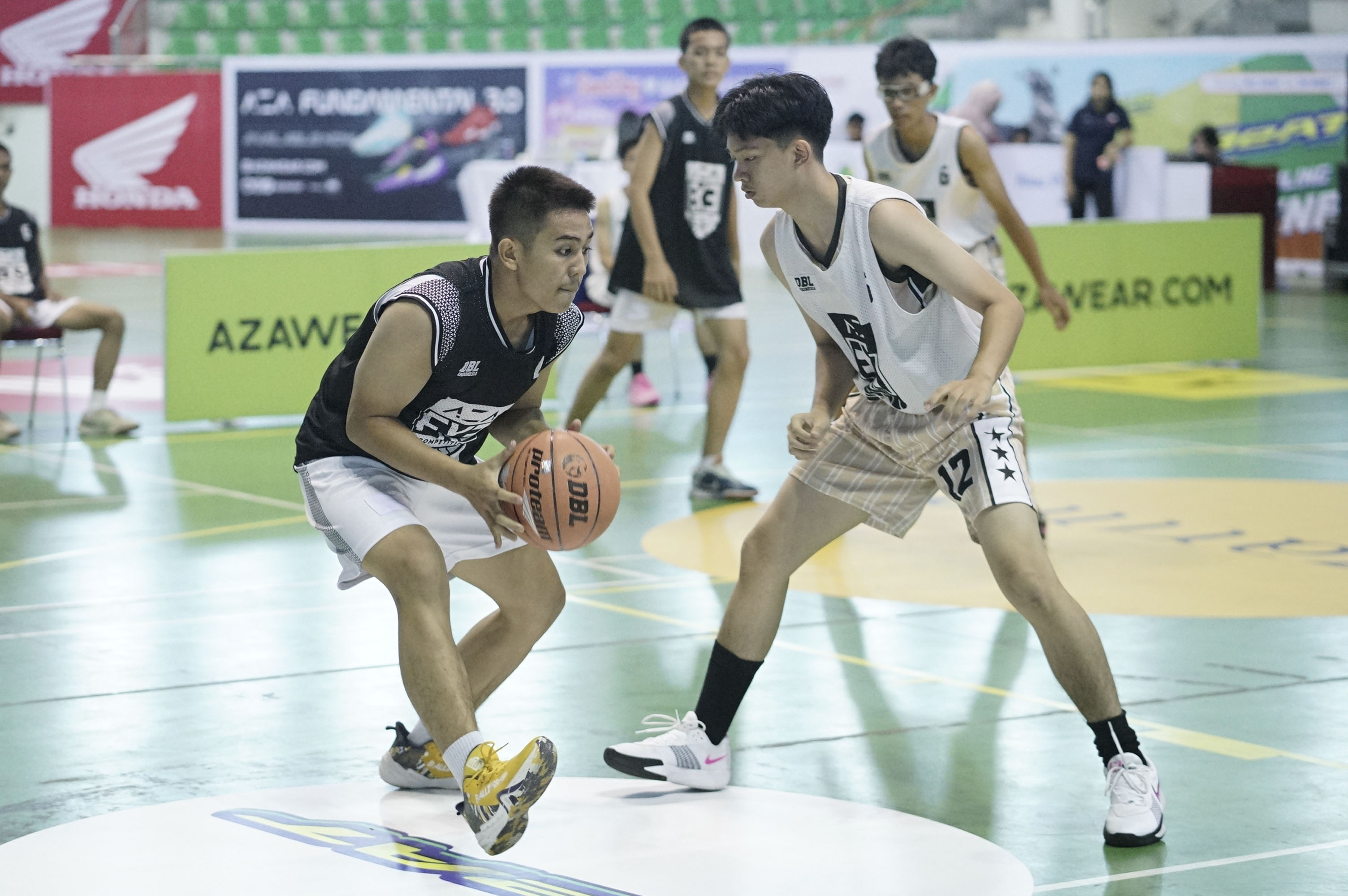Pemain SMAN 5 Pekanbaru Fadiel Iqram Triasamudra (kanan) berusaha melewati adangan dua pemain SMAN 2 Pekanbaru saat akan memasukkan bola ke ring dalam pertandingan Honda DBL with Kopi Good Day 2025