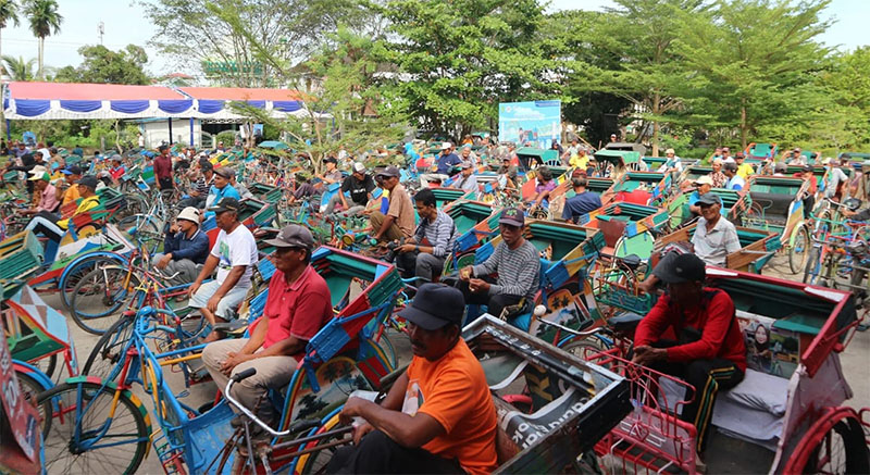 Ratusan peserta bersiap mengikuti lomba balap beca dayung di Jalan Swarna Bumi, Tembilahan, Inhil, Sabtu (18/10/2025).