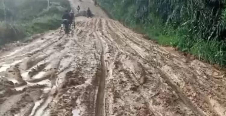 Kondisi ruas jalan Sukaraja-Giri Sako Kecamatan Logas Tanah Darat yang rusak dan berubah menjadi kubangan lumpur usai ditimbun, Sabtu (18/10/2025).
