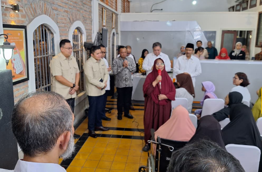 Penyerahan secara simbolis BLT Kesejahteraan Rakyat yang diberikan kepada 50 orang penerima di Jakarta, Jumat (17/10/2025).