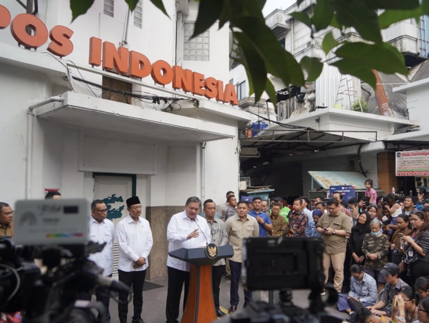 Beberapa Menteri saat peluncuran dua program, yakni BLT Kesejahteraan Rakyat dan Program Magang Lulusan Perguruan Tinggi, di Kantor Pos Indonesia Cabang Cikini, Jumat (17/10/2025).