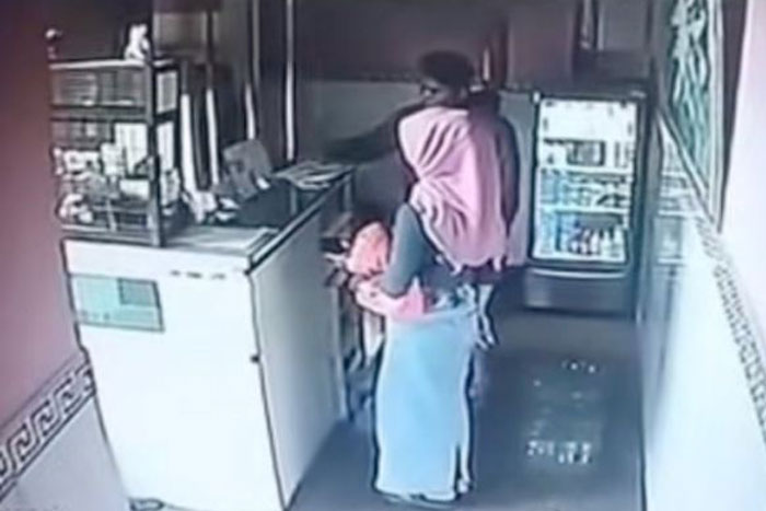 CCTV yang beredar luas di media sosial yang memperlihatkan pelaku dan korban saat berada di hotel.