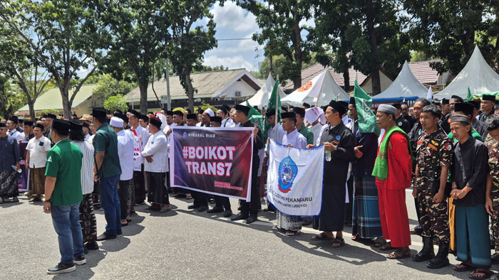Para anggota Himpunan Alumni Santri Lirboyo (Himasal) Wilayah Provinsi Riau menggelar aksi damai sekaligus doa bersama di depan Kantor Komisi Penyiaran Indonesia (KPID) Riau