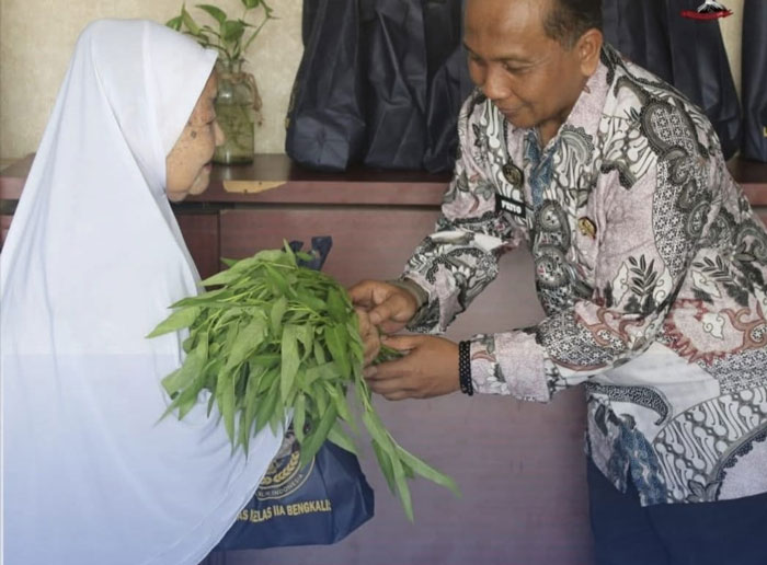 Kepala Lapas Kelas II A Bengkalis Peryogi Tri Laksono menyerahkan bantuan sayuran pada salah satu keluarga napi, Jumat (17/10/2025).